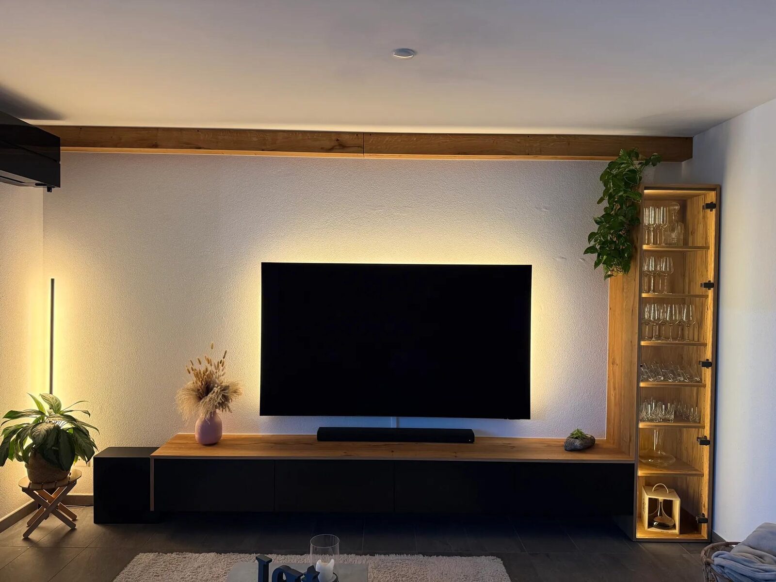 Mobile TV su misura in rovere oliato